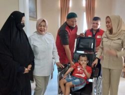 Wakil I Ketua DPRD Lampung, Elly Wahyuni Salurkan Bantuan Kursi Roda Di Kabupaten Pesawaran