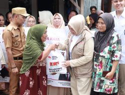 Ketua PD PIRA Lampung, Elly Wahyuni dan Anggota DPRD Kabupaten Pesawaran M, Rinaldi Bantu Korban Banjir di Way Ratai