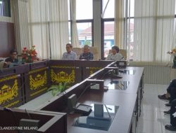 Wakil Ketua DPRD Provinsi Lampung Yozi Rizal, SH dan Kepala Dinas Lingkungan Hidup Provinsi Lampung Emilia Kusumawati Terima Audiensi Unras