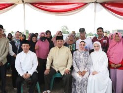 Safari Ramadhan, Gubernur Arinal Bagikan Ratusan Paket Sembako Bersama PJ Bupati Marindo