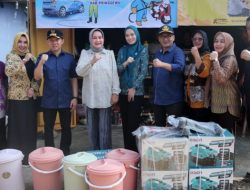 Ketua TP PKK Provinsi Lampung, Riana Sari Arinal Berikan Paket Sembako dan Alat Steam Untuk Kelompok Usaha Di Pringsewu