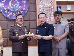 Peringati Hari Bhakti Adhyaksa, PJ Bupati Pringsewu Marindo Kurniawa Potong Tumpeng