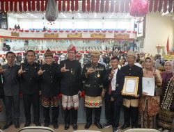 Gubernur Mirza Anugerahkan Wan Abdurachman Sebagai Pahlawan Daerah